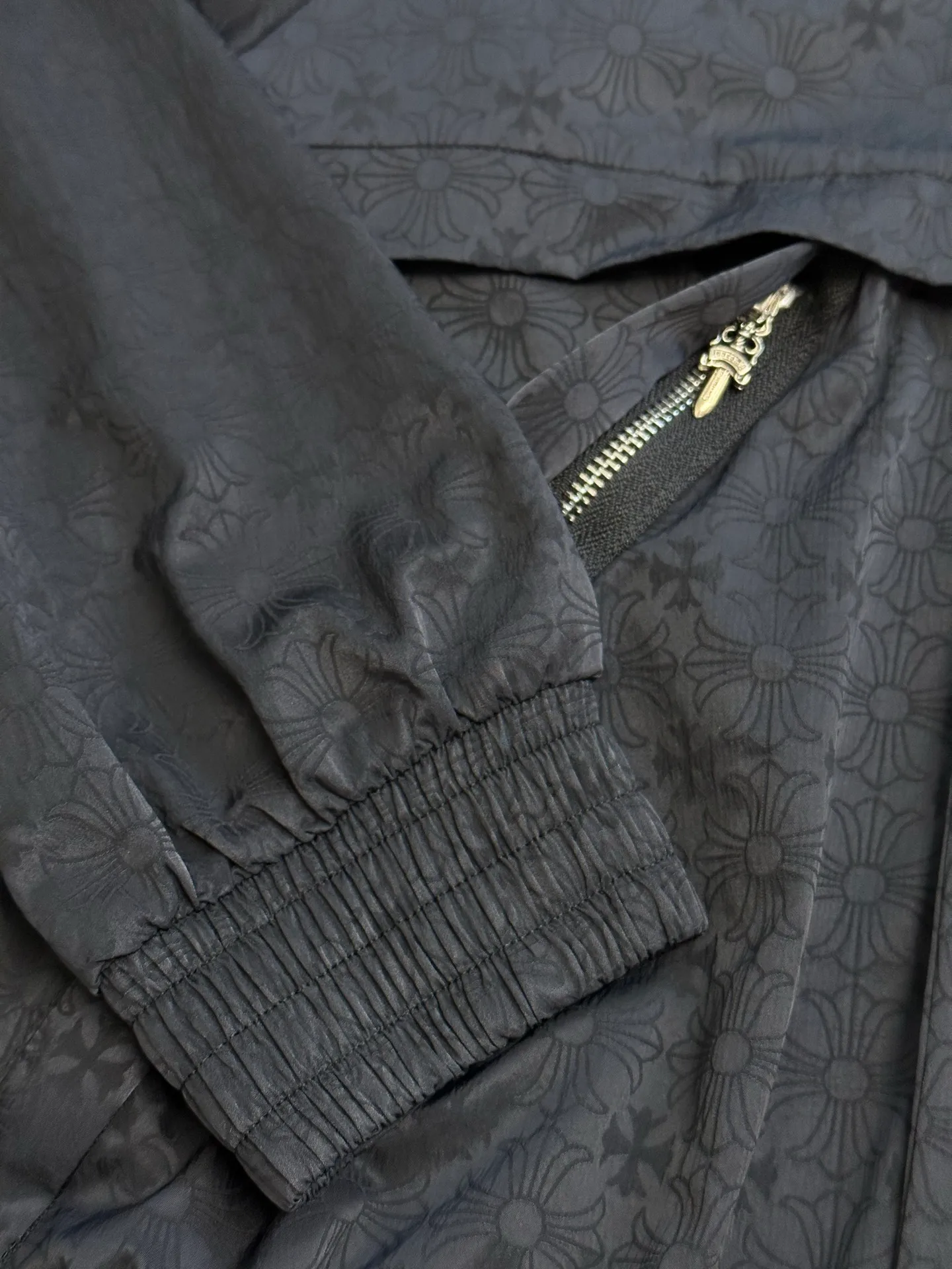 P630 Chrome Hearts Chrome Hearts printed dark pattern jacket. Customized phantom floral silk woven fabric, with obsidian black as the main tone, and the CH pattern covering the body, which comes from the brand's profound cultural heritage and quietly emerges in a looming manner.  Fabric jacquard technology, by weaving a full width on the fabric surface, CH dark jacquard texture technology, controls the interweaving method of warp and weft lines, and accurately controls the interweaving density and tension of yarns, making it more three-dimensional.  Glue printing is used. The printing is modified by the film screen three times. The glue liquid paint is used to print the pattern on the fabric, and the fabric is baked to fix the printed pattern.  Infrared positioning cutting machine achieves precise positioning of materials through infrared transmitters and infrared receivers. The accuracy can reach the micron level, thereby meeting the effect of high-precision cutting of alignment and strips size: s m l xl